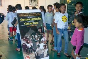 Do lado de fora do Teatro SARAH, crianças do Centro de Convivência Mozart Parada porganizam-se em fila para assistir ao ensaio da Orquestra Sinfônica do Teatro Nacional Cláudio Santoro.