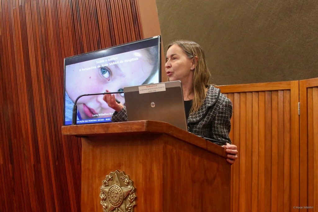 Dra Lúcia Willadino Braga apresenta palestra no auditório do Conselho Nacional de Justiça.