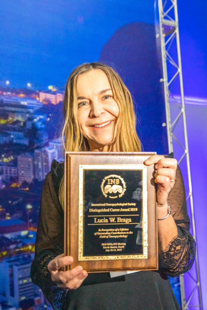 Dra. Lúcia Willadino Braga com o prêmio do evento "Distinguished Career Award"