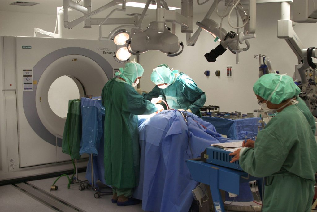 Profissionais da Rede SARAH realizando um procedimento cirúrgico