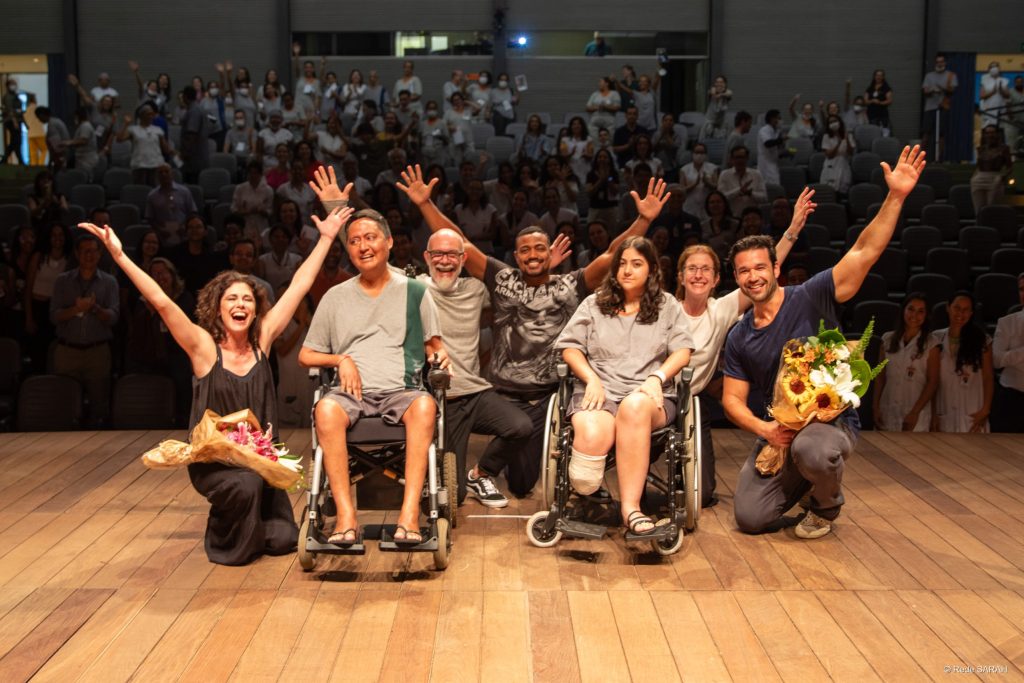 Juliana Martins e Sergio Marone posando para foto junto ao público do Teatro SARAH Juliana Martins e Sergio Marone posando para foto junto ao público do Teatro SARAH