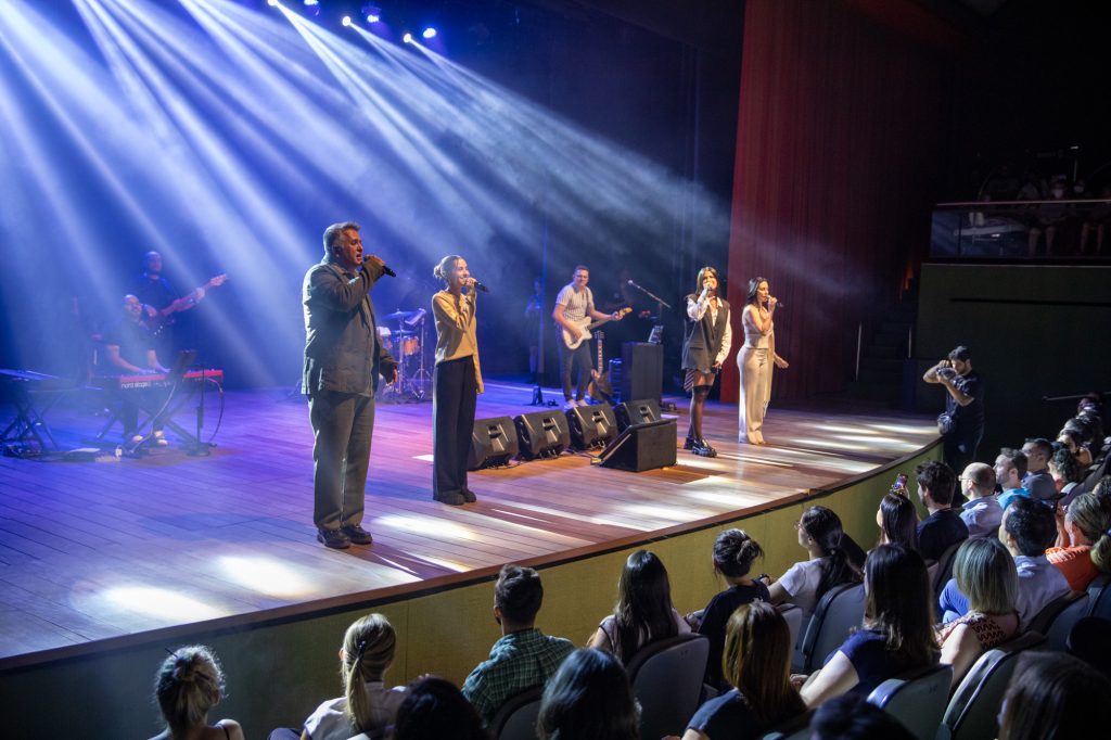 Orlando Morais com suas filhas, Ana e Anttónia, e Cleo Pires em "Eu & Elas"