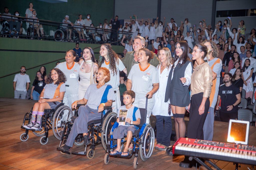Orlando Morais, suas filhas e Cleo Pires posando para foto junto à Dra. Lúcia Willadino Braga e o público do Teatro SARAH Orlando Morais, suas filhas e Cleo Pires posando para foto junto à Dra. Lúcia Willadino Braga e o público do Teatro SARAH