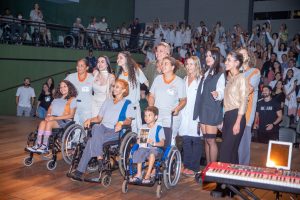 Orlando Morais, suas filhas e Cleo Pires posando para foto junto à Dra. Lúcia Willadino Braga e o público do Teatro SARAH Orlando Morais, suas filhas e Cleo Pires posando para foto junto à Dra. Lúcia Willadino Braga e o público do Teatro SARAH