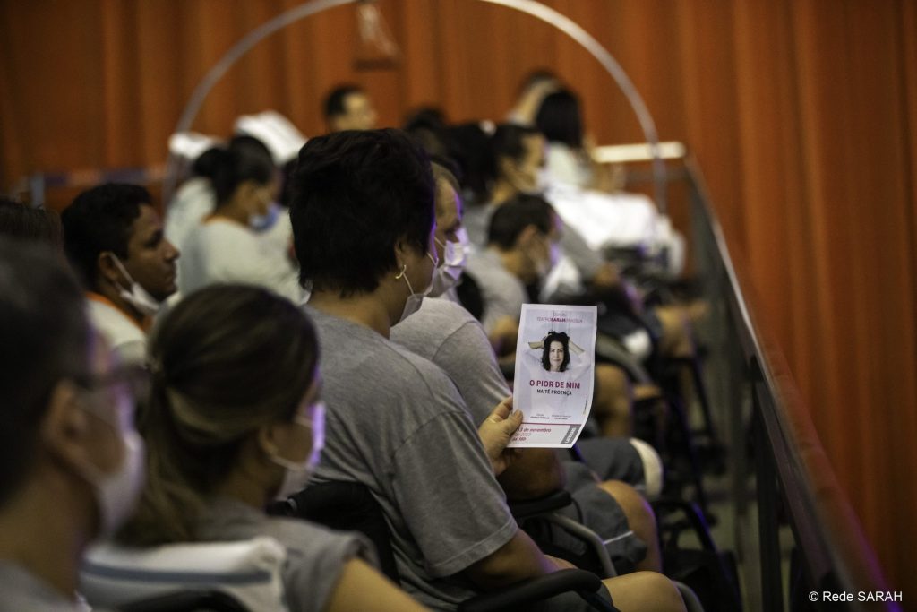 Paciente do SARAH Brasília com o ingresso do monólogo Paciente do SARAH Brasília com o ingresso do monólogo