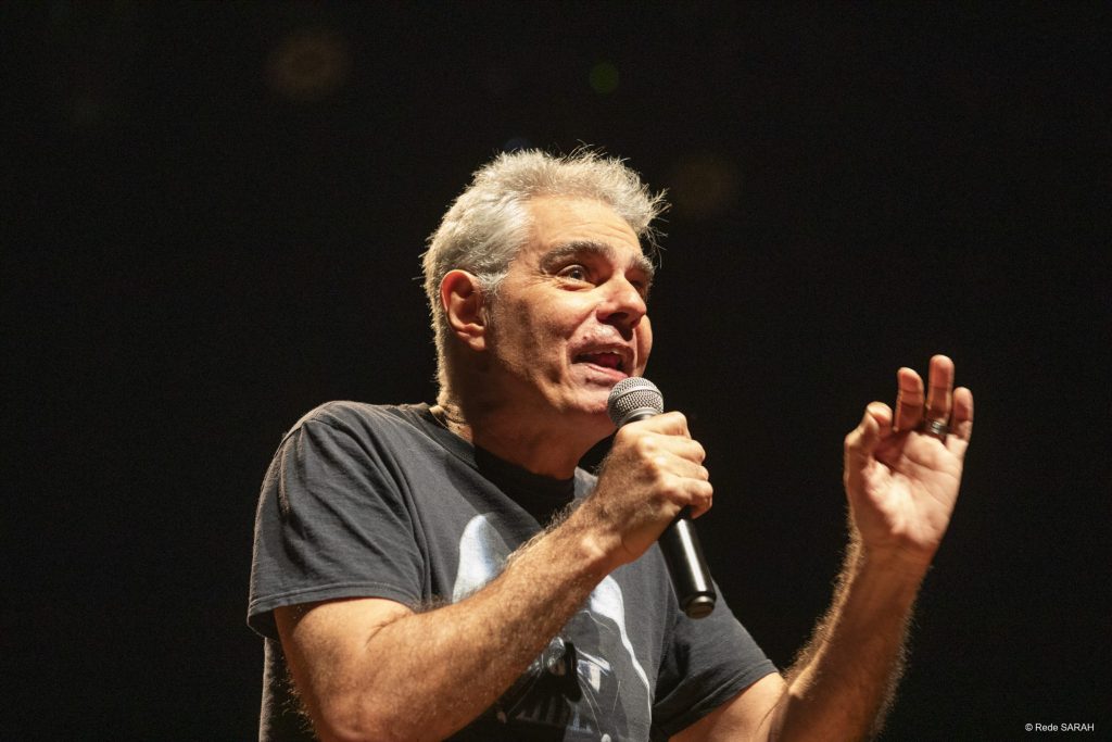 Nizo Neto em seu stand-up "Aqui tem arte"