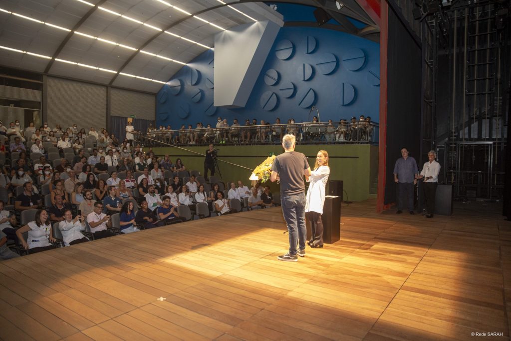 Nizo Neto dando suas considerações finais ao público Nizo Neto dando suas considerações finais ao público