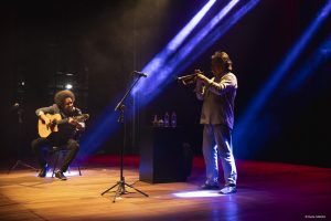 Diego e Chico realizando o show Diego e Chico realizando o show