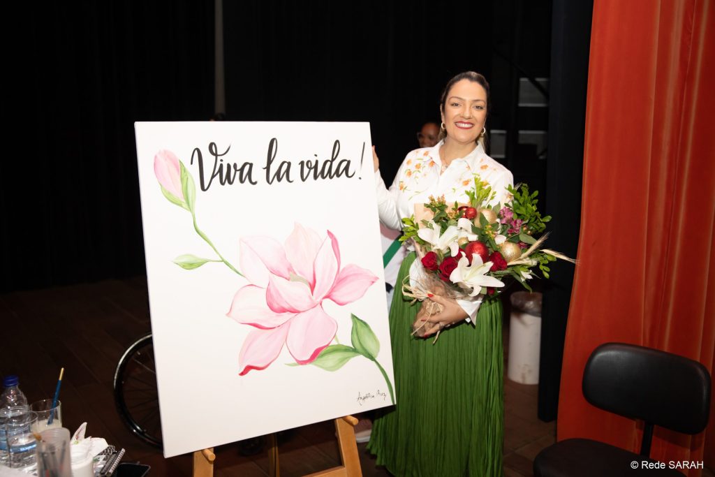 Angélica com sua pintura realizada durante o espetáculo