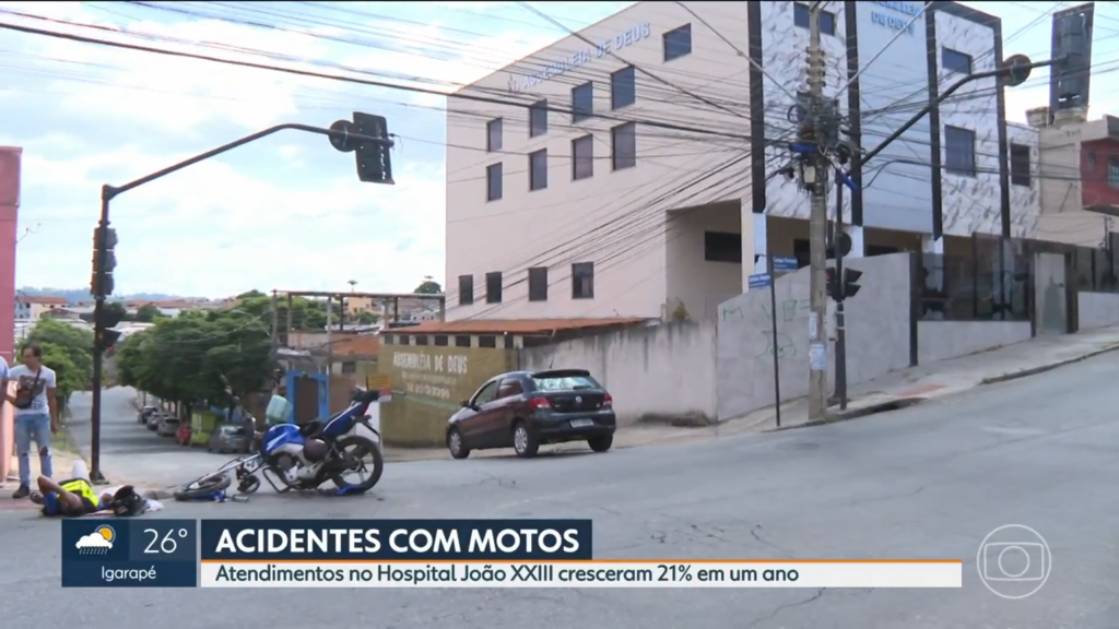 Motoqueiro acidentado na reprodução da matéria (Captura de tela – crédito: TV Globo) Motoqueiro acidentado na reprodução da matéria (Captura de tela – crédito: TV Globo)