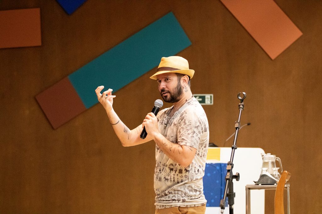 Bráulio Bessa em sua apresentação