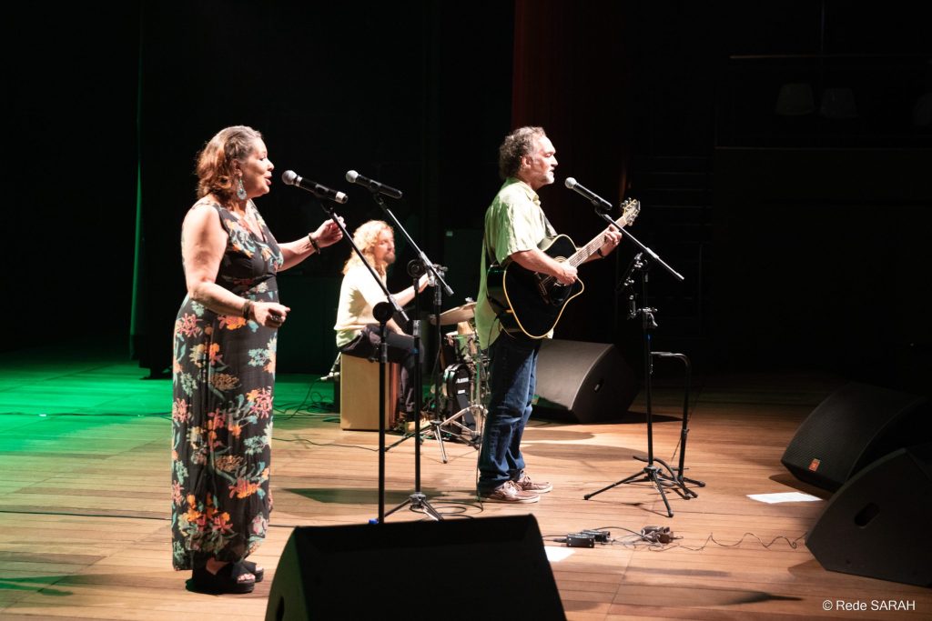 O Nucci Trio em sua apresentação. Dri Gonçalves, nos vocais, Claudio Nucci, no violão, e Rafael Lorga, na percussão.