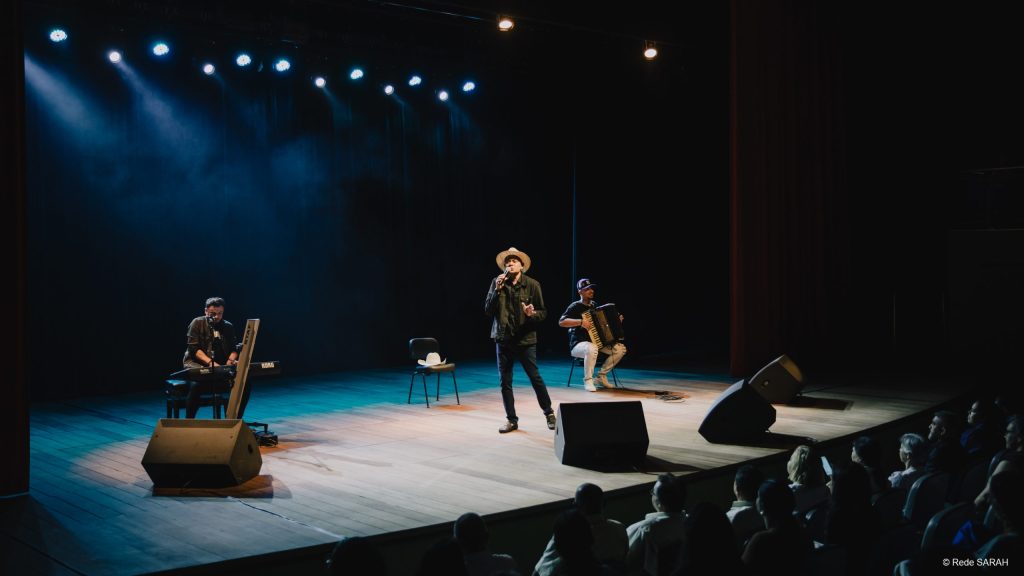 Frank Aguiar no vocal, Babá no teclado e Rafael Mercúrio no acordeão