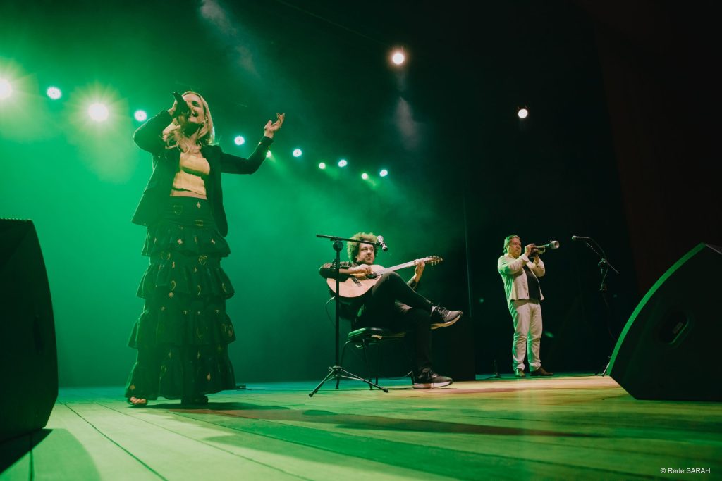 Da esquerda para direita, Claudia Bossle no vocal, Diego Figueiredo no violão e Chico Oliveira no trompete, performando juntos