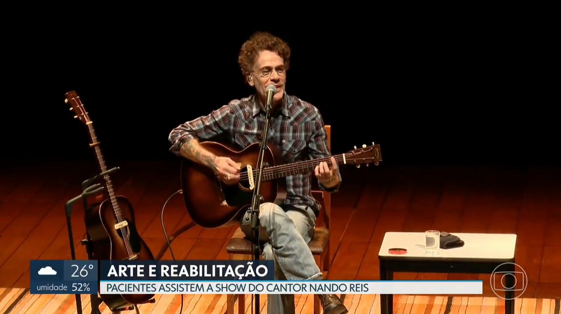 Nando Reis em sua apresentação no Teatro SARAH (Captura de tela - Crédito: TV Globo)