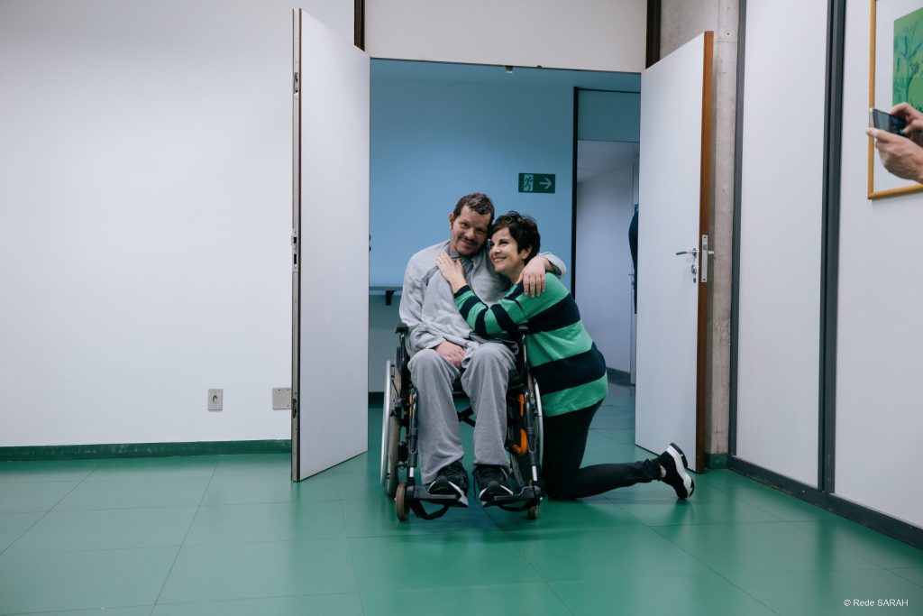 Toni Platão e Leila Pinheiro se abraçando