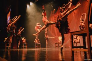 Companhia Bailarinos de Brasília no palco do SARAH