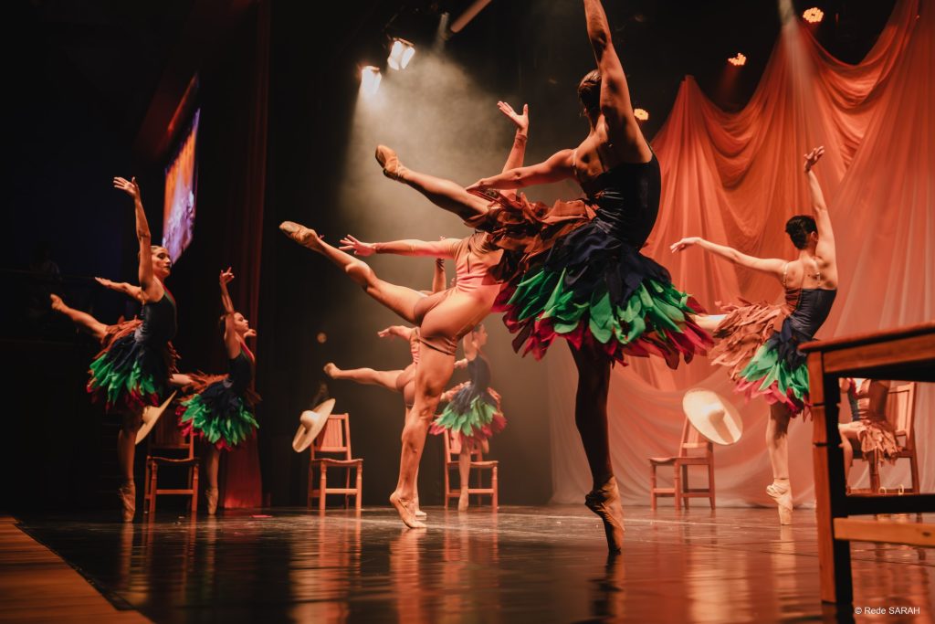 Bailarinos apresentando "Bênçãos por debaixo dos chapéus" no palco do SARAH
