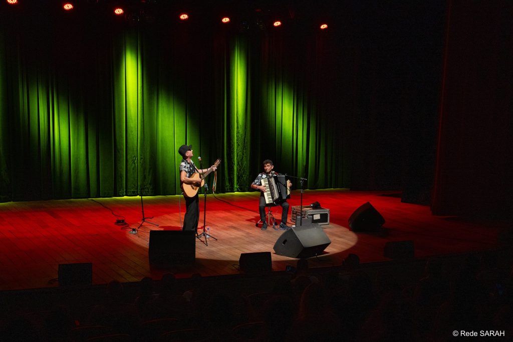 Miltinho da Viola e o sanfoneiro Toninho Vieira tocando seus intrumentos durante o show