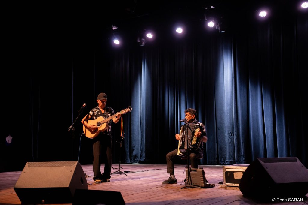 Miltinho da Viola e o sanfoneiro Toninho Vieira tocando no show Miltinho da Viola e o sanfoneiro Toninho Vieira tocando seus intrumentos durante o show