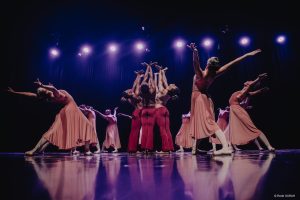 Bailarinos da Companhia de Bailarinos de Brasília se apresentam no Palco do SARAH