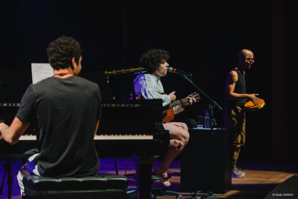 Chico Chico cantando no palco do SARAH, acompanhado de Pedro Fonseca no pandeiro e Luiz Lunga ao piano Chico Chico cantando no palco do SARAH, acompanhado de Pedro Fonseca no pandeiro e Luiz Lunga ao piano