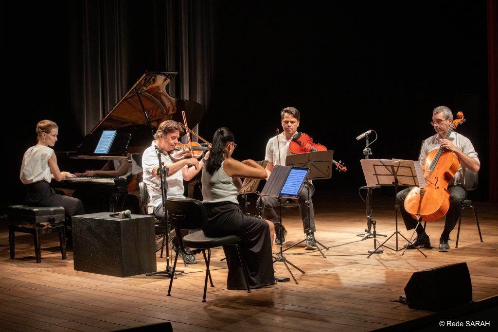 Quarteto de Cordas do Teatro Nacional e pianista Anastasiya Evsina tocam no palco do Sarah