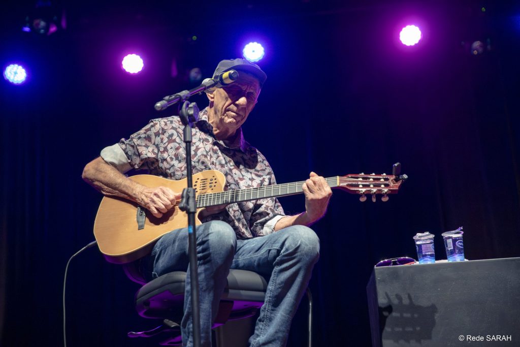 Fagner se apresentando no Teatro SARAH