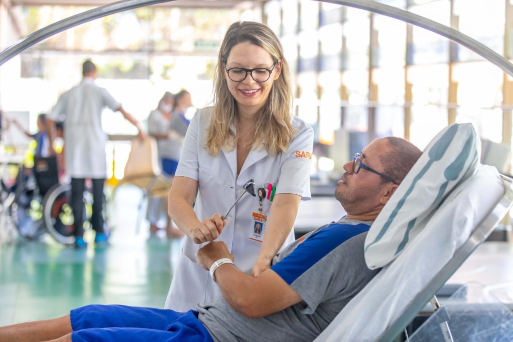 Médica do SARAH examinando um paciente