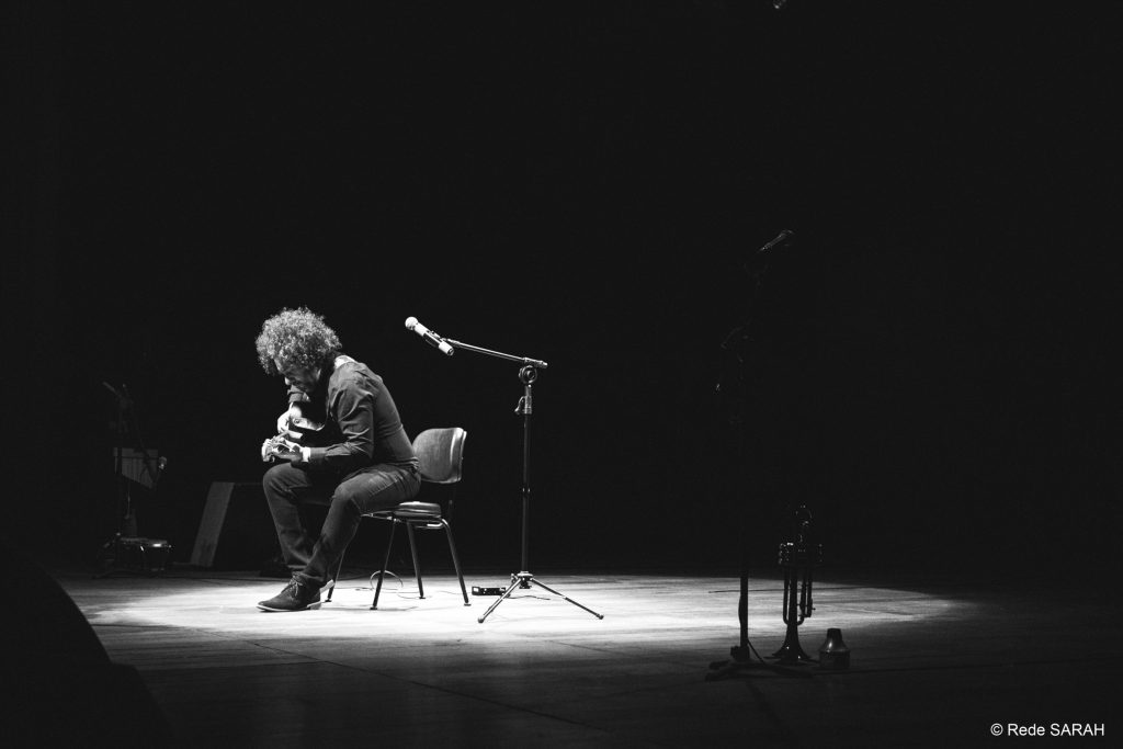Diego Figueiredo se apresentando no Teatro SARAH.
