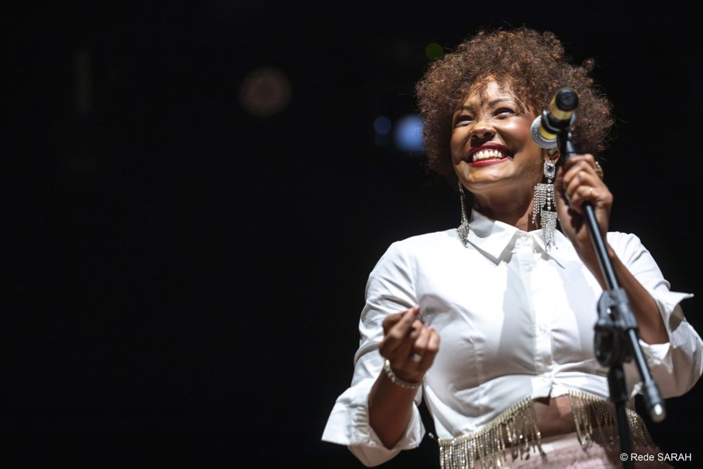 Artista Isabel Fillardis se apresentando no Teatro SARAH.
